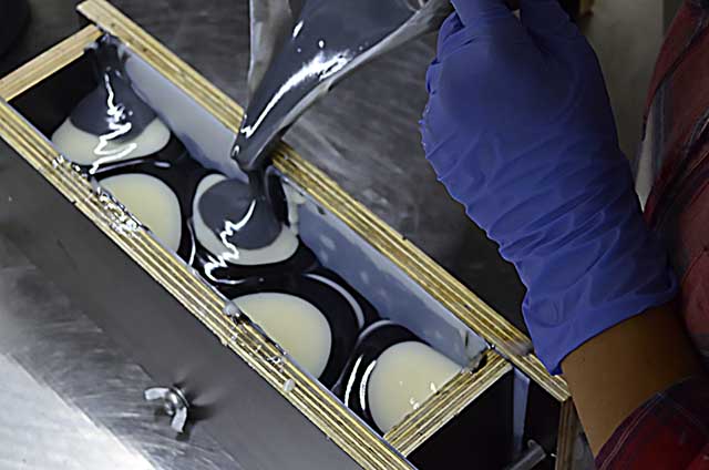 lití mýdla pleťové mýdlo s aktivním uhlím Malá Mýdlařka